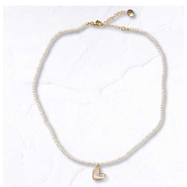 Pearl resin heart necklace