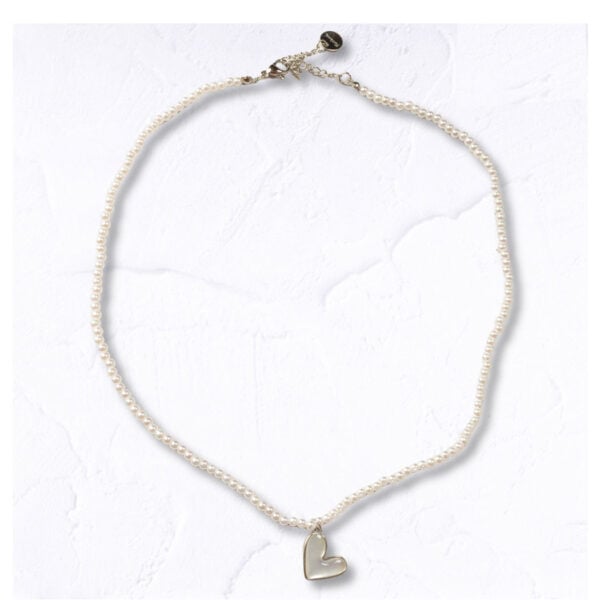 Pearl resin heart necklace