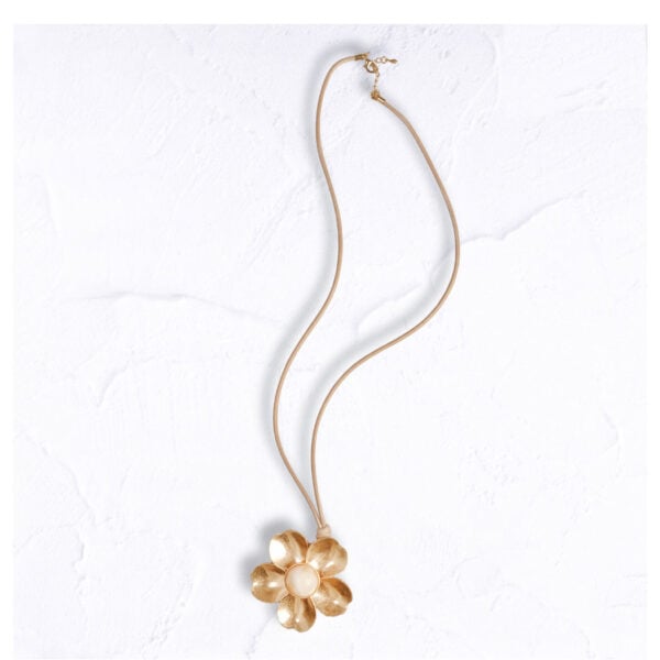 Big flower pendant necklace